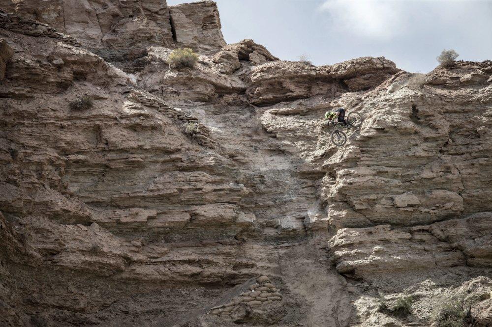 Robbie Bourdon shows how steep this course is